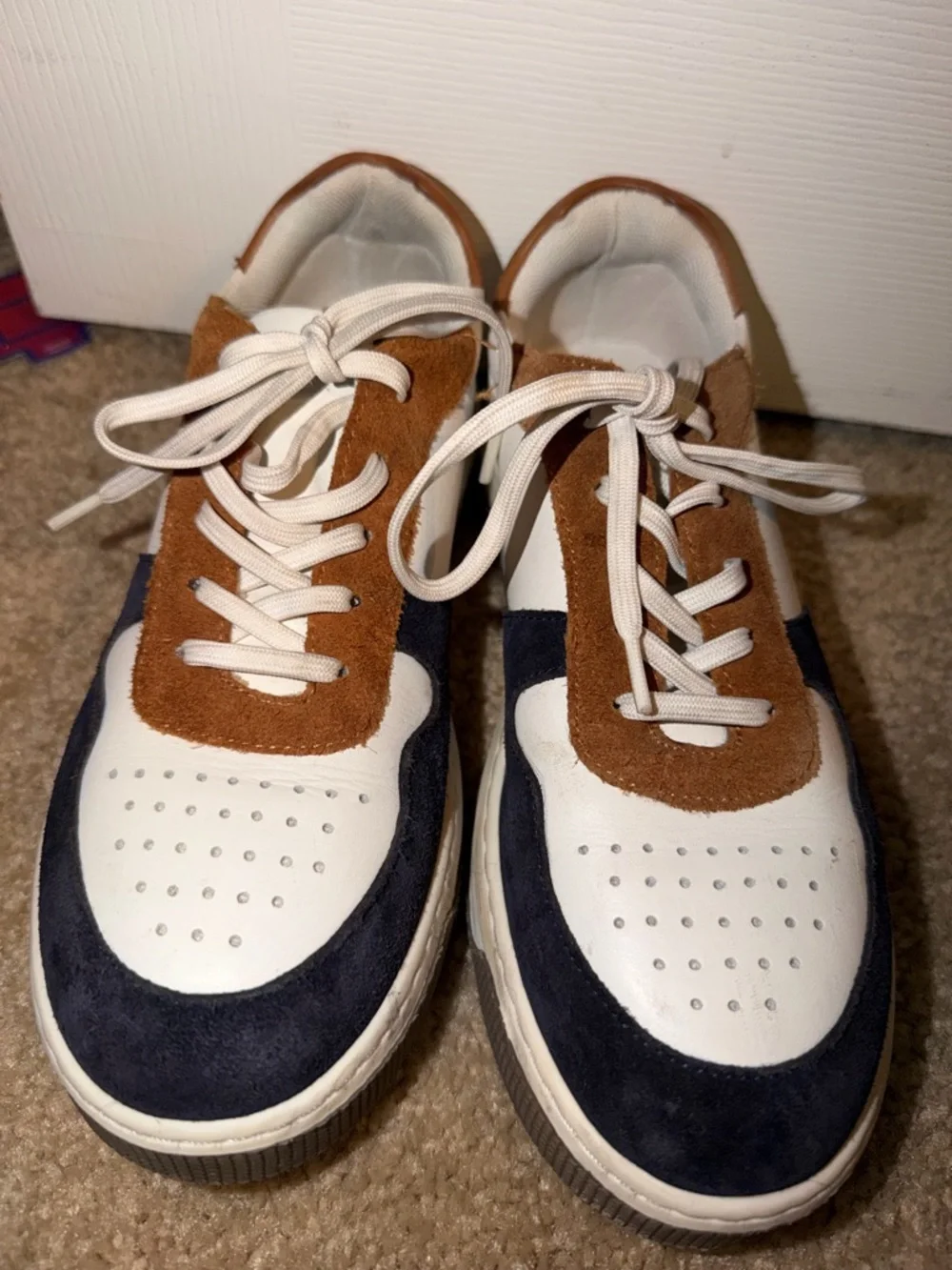 Steve Madden Kids Low-Top Sneakers in White, Navy & Brown - Picture 3 of 3